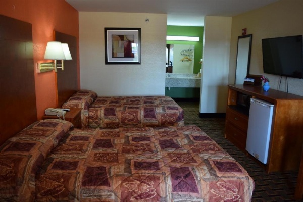 Royal Inn & Suites image 10