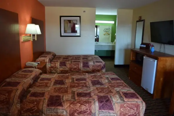 Royal Inn & Suites 10