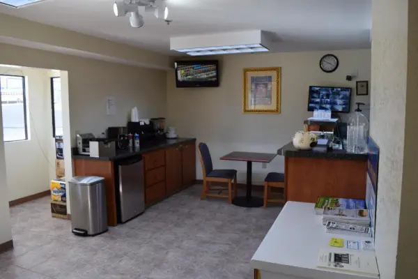 Royal Inn & Suites 4
