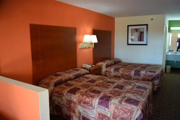 Royal Inn & Suites 8
