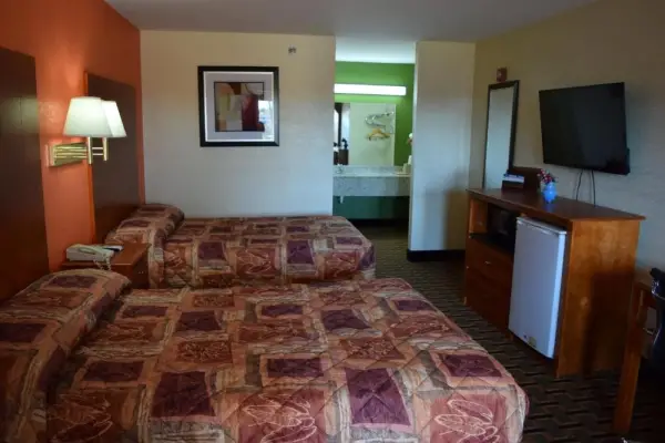 Royal Inn & Suites 9